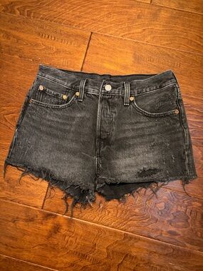 Levi’s 501 distressed denim short black